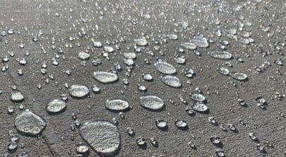 imprægnering af flisebelægning, hvor det er tydeligt at vandet perler ovenpå.