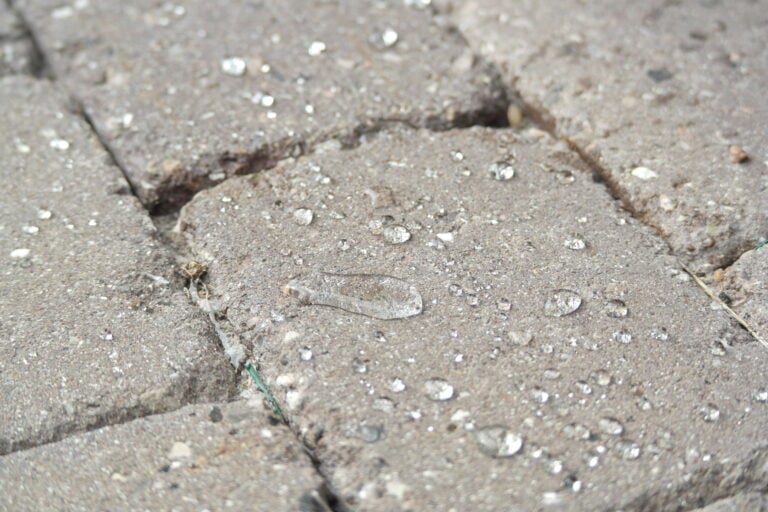 fliseimprægnering af herregårdssten med tydelig bevis på vandet perler ovenpå.