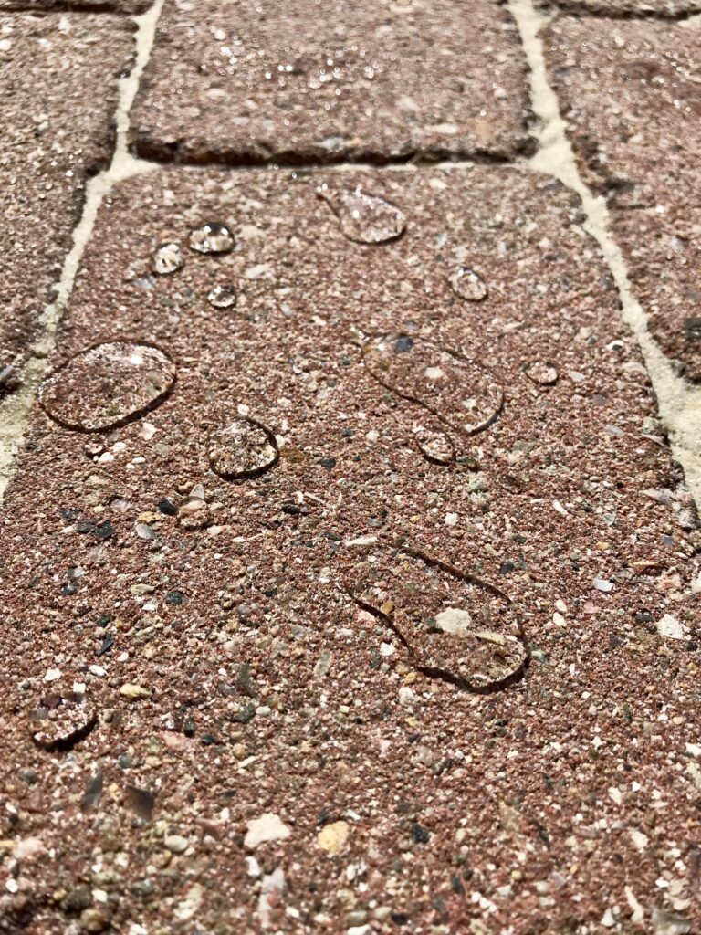 Close-up af imprægnerede fliser med vandafvisende effekt