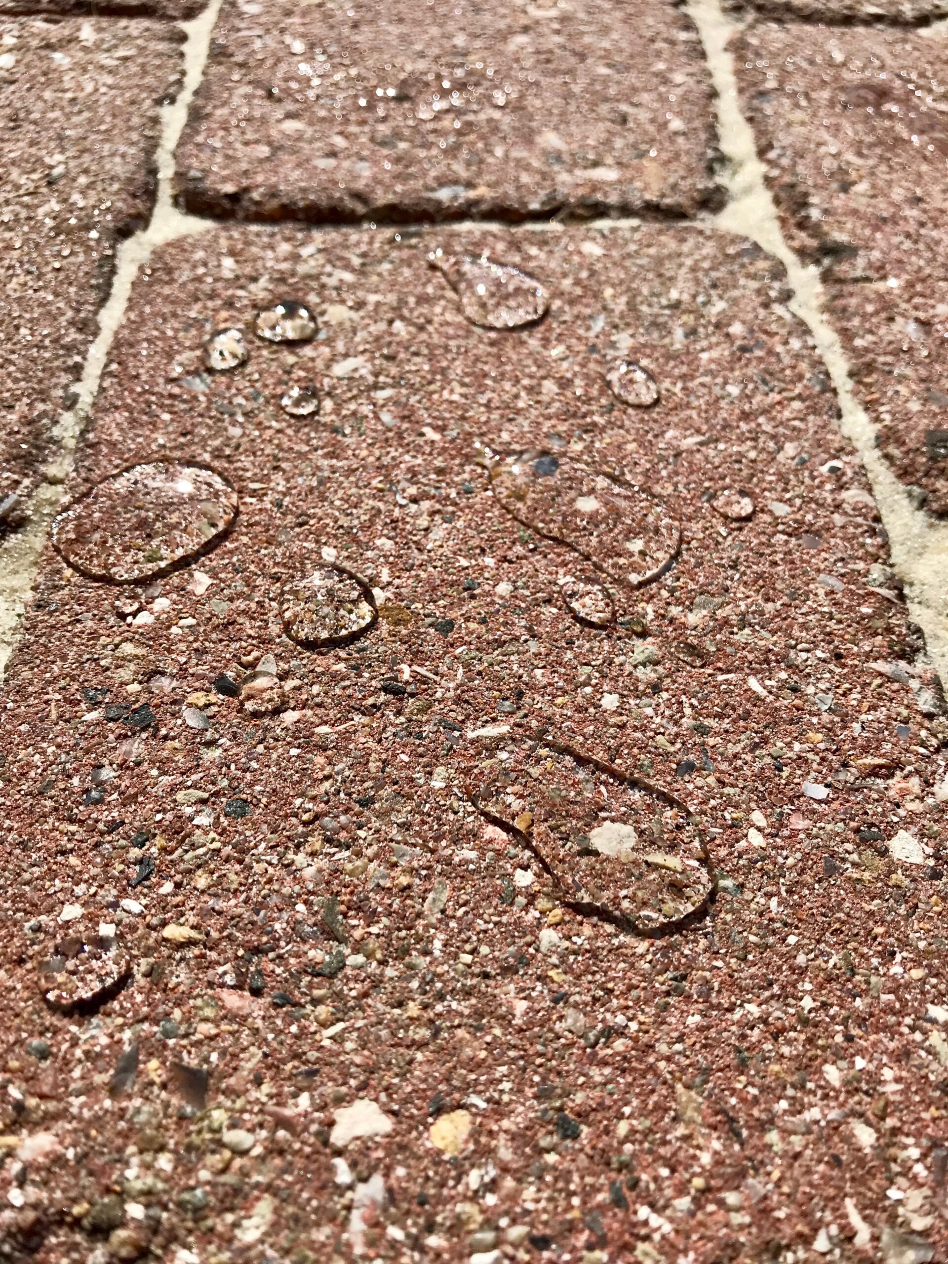 Close-up af imprægnerede fliser med vandafvisende effekt