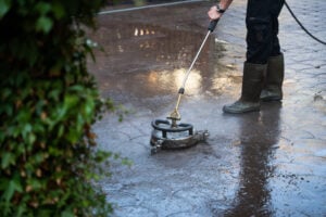 Højtryksrensning af fliser med patiocleaner og 15 års erfaring.