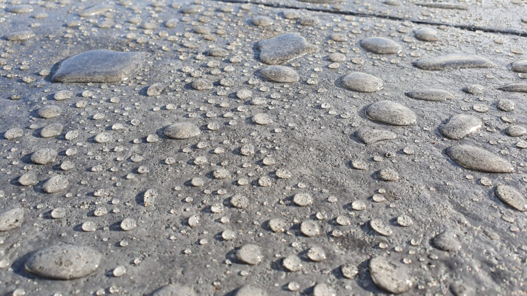 Beton fliser som er blevet imprægneret med Nanostones specialudviklet imprægnering.