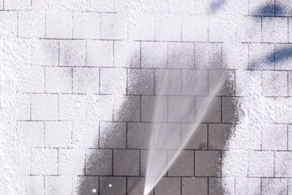 Algebehandling af fliser. Som er en del af nanostones garantiaftale