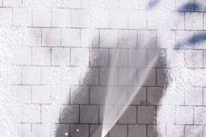 Algebehandling af fliser. Som er en del af nanostones garantiaftale