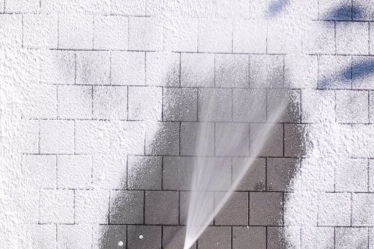 Algebehandling af fliser. Som er en del af nanostones garantiaftale