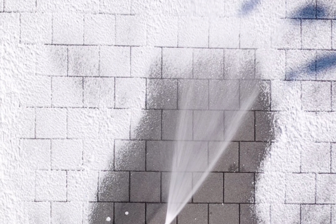 Algebehandling af fliser. Som er en del af nanostones garantiaftale