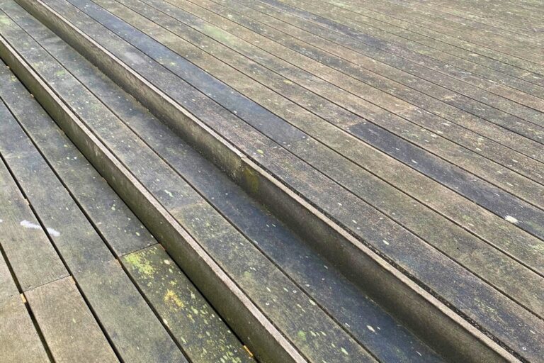 En træterrasse før rensning, fyldt med grøne og mærke algevækster