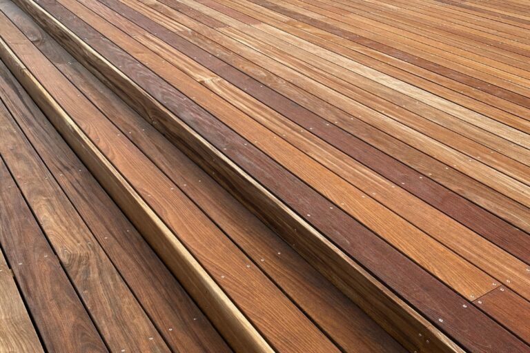 Flot træterrasse efter mekanisk rensning og imprægnering.