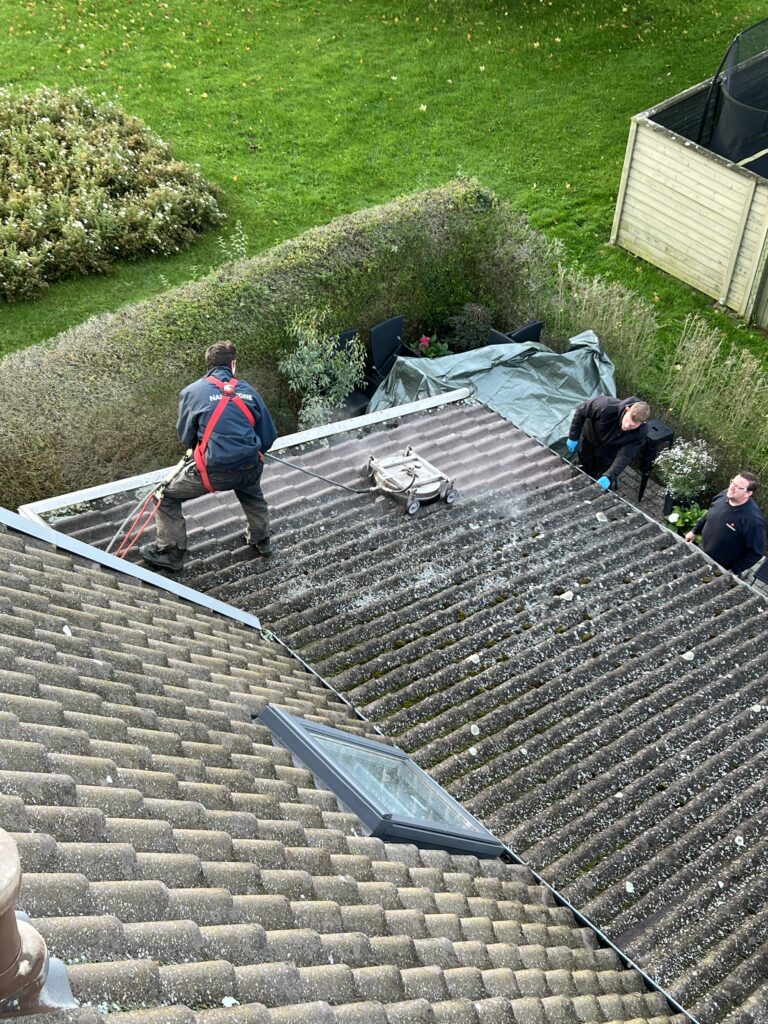 Mekanisk rensning af tag, som bliver udført korrekt og med rensekasse. Rensningen fjerner mos og algevækster