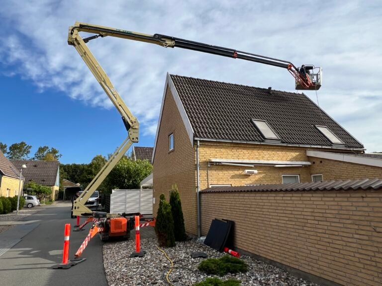 Mekanisk rensning af tag, udført professionel fra lift af Nanostone