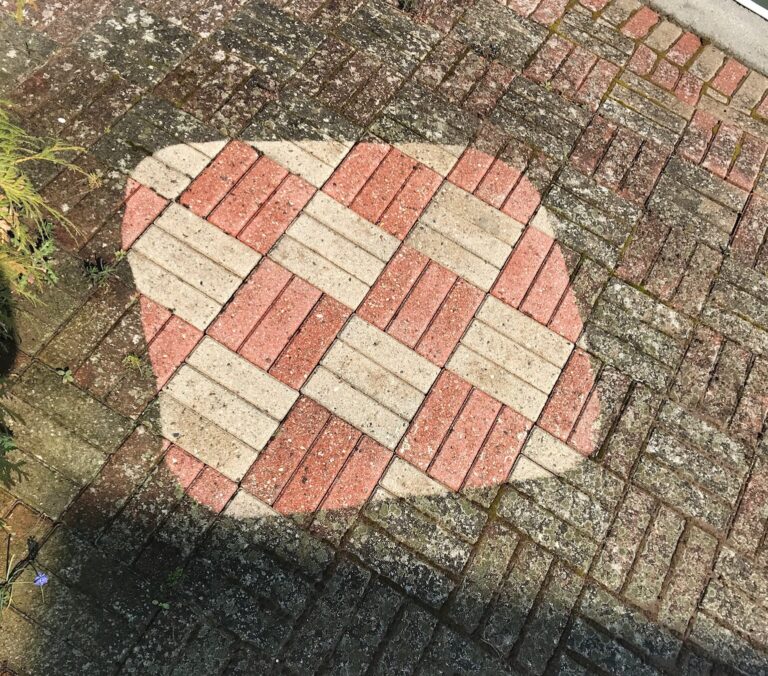 Før og efter fliserens med tydelig fjernelse af alger. Prøverens udført af Nanostone