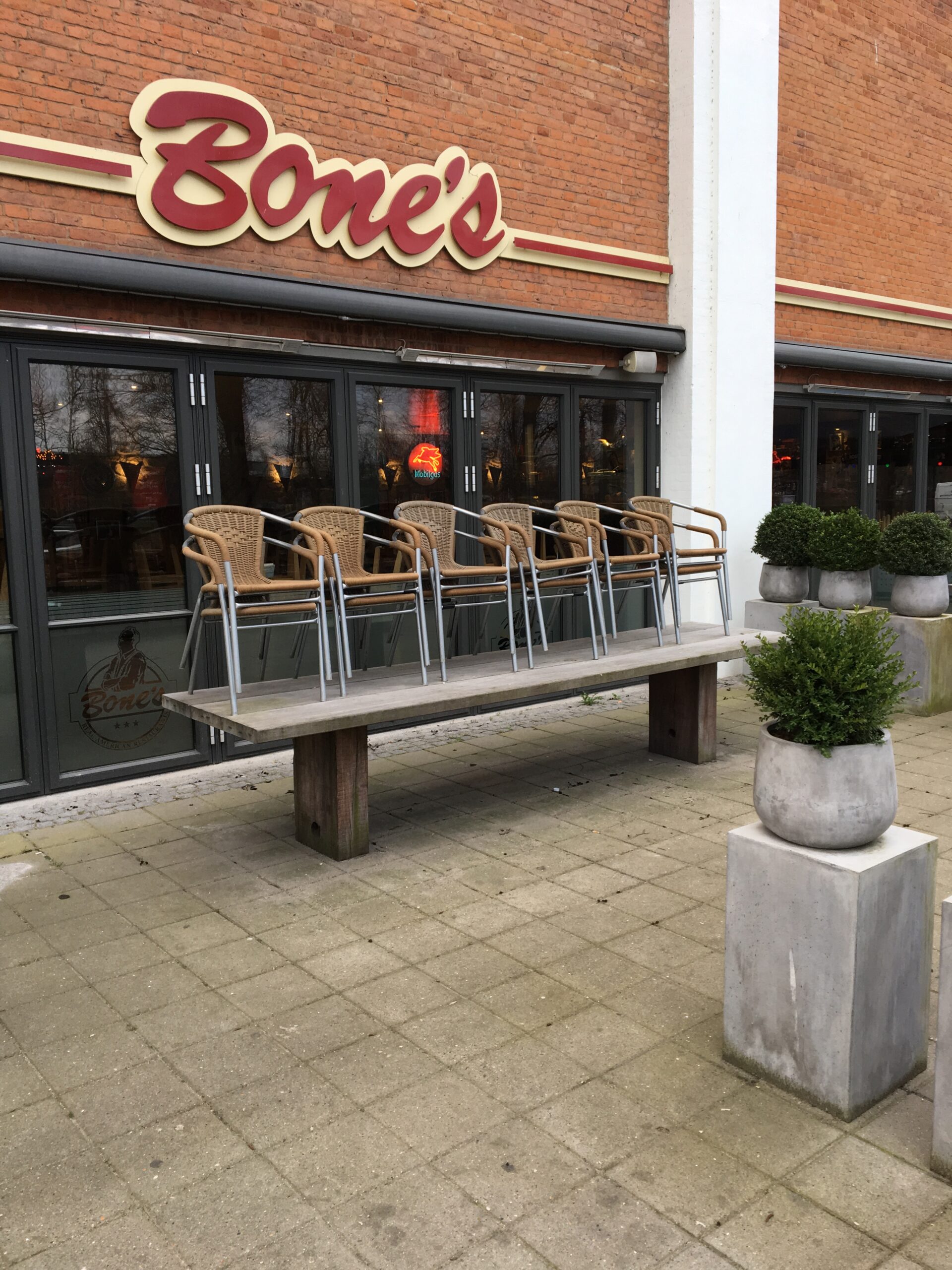 Før professionel fliserens hos Bone's, hvor Nanostone erhverv skal løse opgaven.