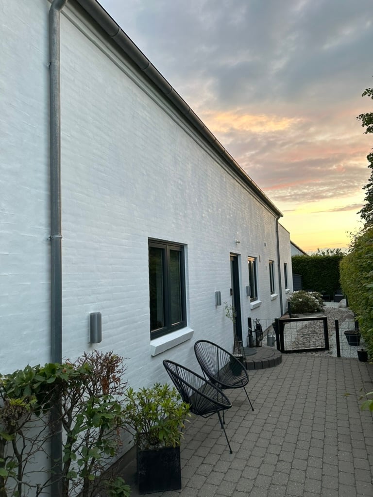 En flot og algefri hvidpudset facade, efter professionel facaderens til en god pris.