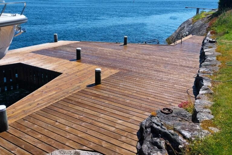 Rengjort badebro udført af professionelle rensere fra Nanostone