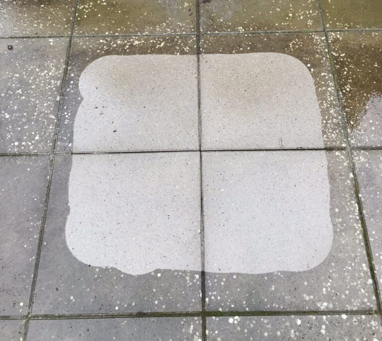 Prøverens på 40x40 beton fliser, hvor alle alger og flisepest er fjernet fra flisen.