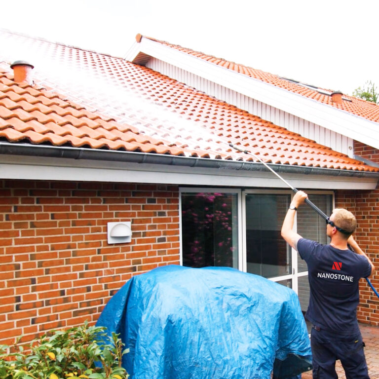 Professionel algebehandling af tegltag på villa udført af Nanostone med specialudstyr