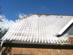 Tag med skumbehandling under professionel algebehandling og tagrens