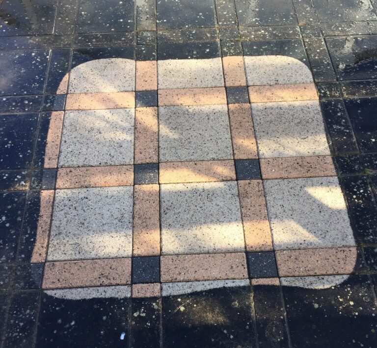 Før og efter fliserens med markant forskel på flisernes farve.