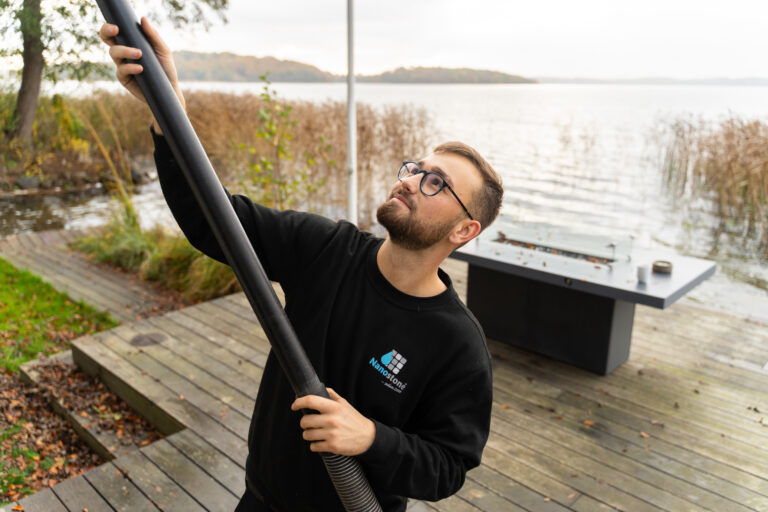 Professionel rensning af tagrender fra jorden udført af Nanostone med teleskopudstyr