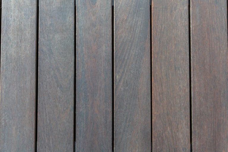 Renset træterrasse hvor træets naturlige struktur er genskabt