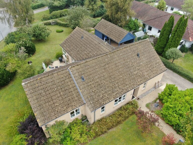 Tag på villa set ovenfra før rensning og algebehandling