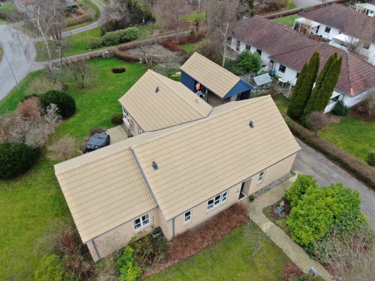 Tag på villa set ovenfra efter rensning og algebehandling