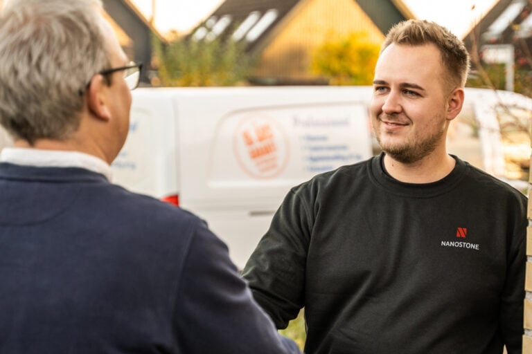 Nanostone medarbejder i dialog med kunde efter udført fliserens