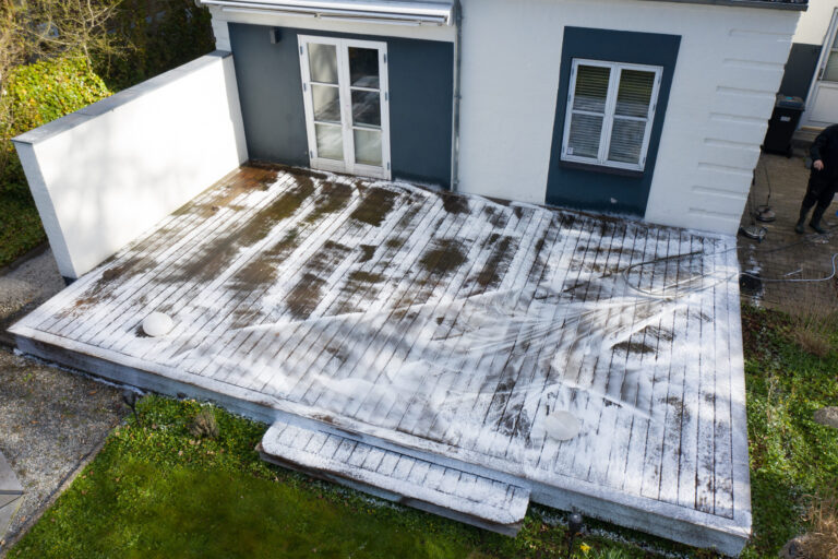 servicebehandling af træterrasse. Algebehandling påført som en skumbehandling