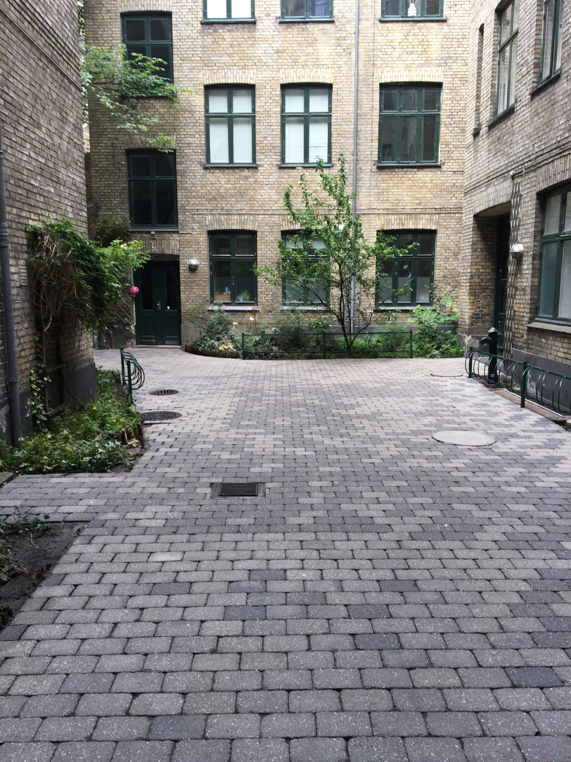 Rene og flotte fliser hos boligforening, efter Nanostone erhverv har løst opgaven.