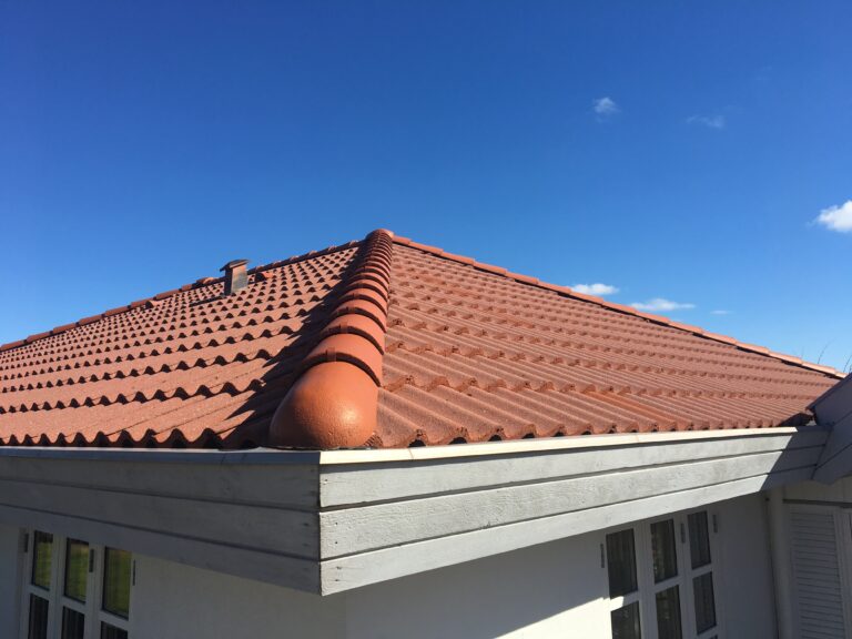 Renset tegltag efter professionel tagrens med ensartet og flot resultat