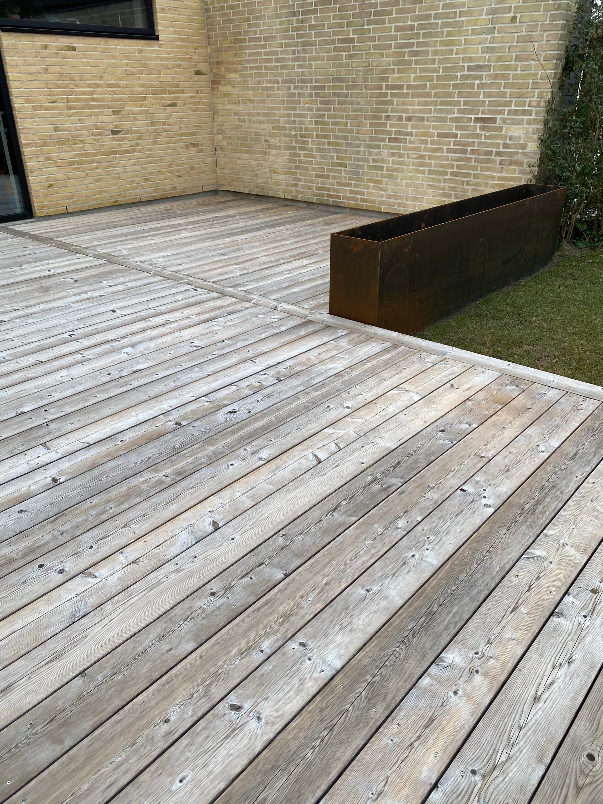 Grånet træterrasse før professionel rensning