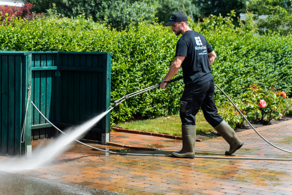Professionel fliserens med højtryk på indkørsel