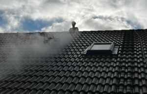 Professionel tagrens og mosfjernelse på betontag udført af erfaren fagmand