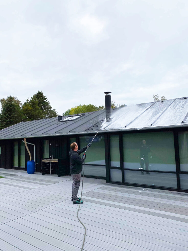 Professionel skumbehandling og algebehandling af tagpap udført fra terrassen