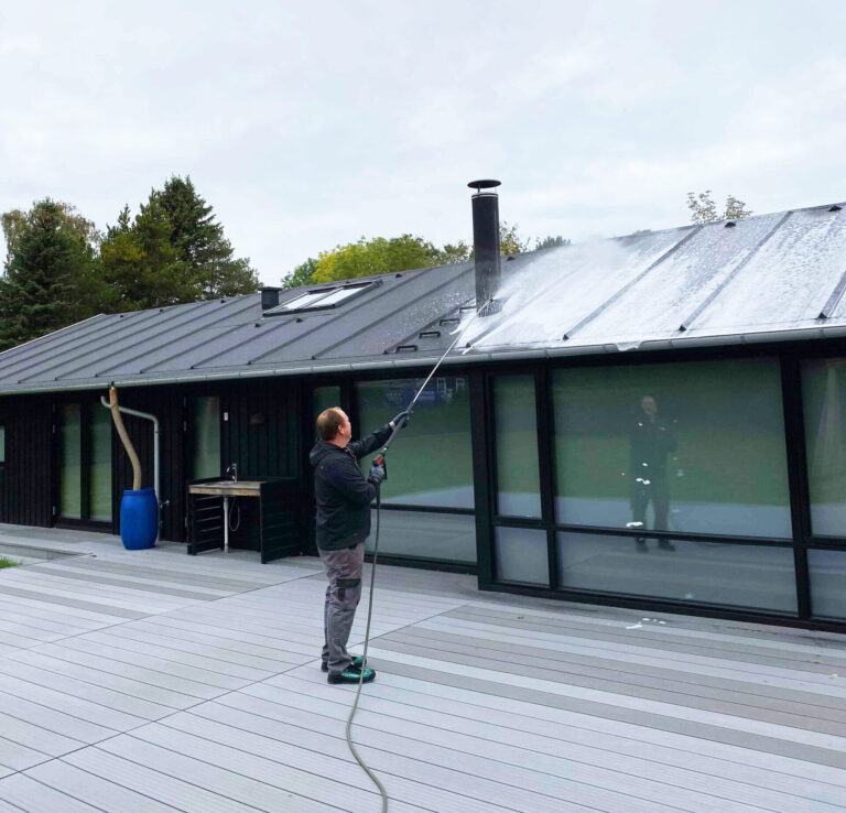 Professionel skumbehandling og algebehandling af tagpap udført fra terrassen