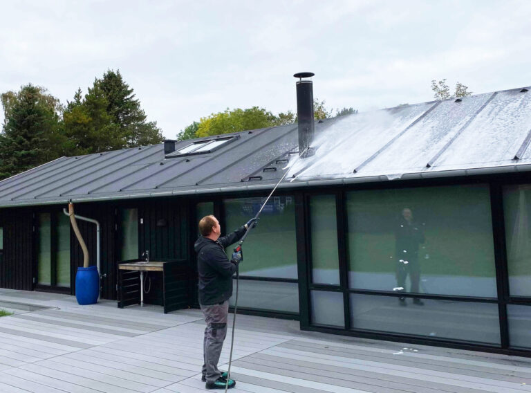 Professionel skumbehandling og algebehandling af tagpap udført fra terrassen