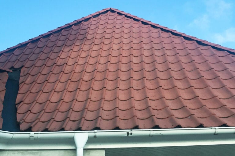 Betontag efter algebehandling, hvor taget fremstår pænt og uden algevækster og mos.