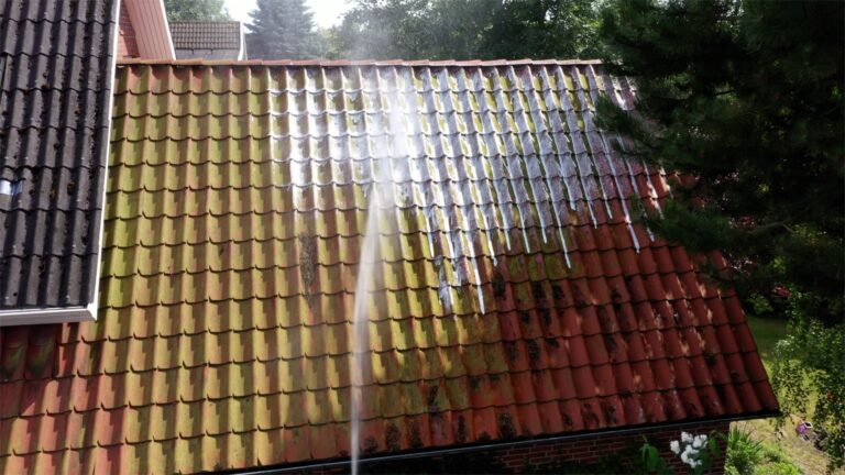 Tegltag med alger under professionel algebehandling og skumbehandling