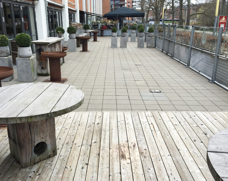 Erfter rensning af fliser udført professionelt af Nanostone erhverv.