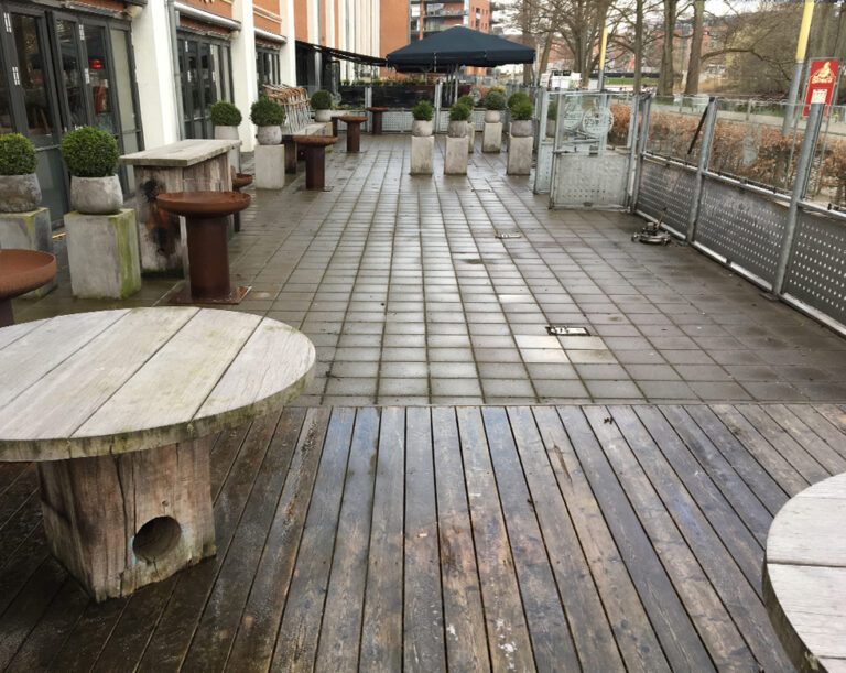 Beskidte fliser inden Nanostone erhverv skal udføre professionel fliserens.