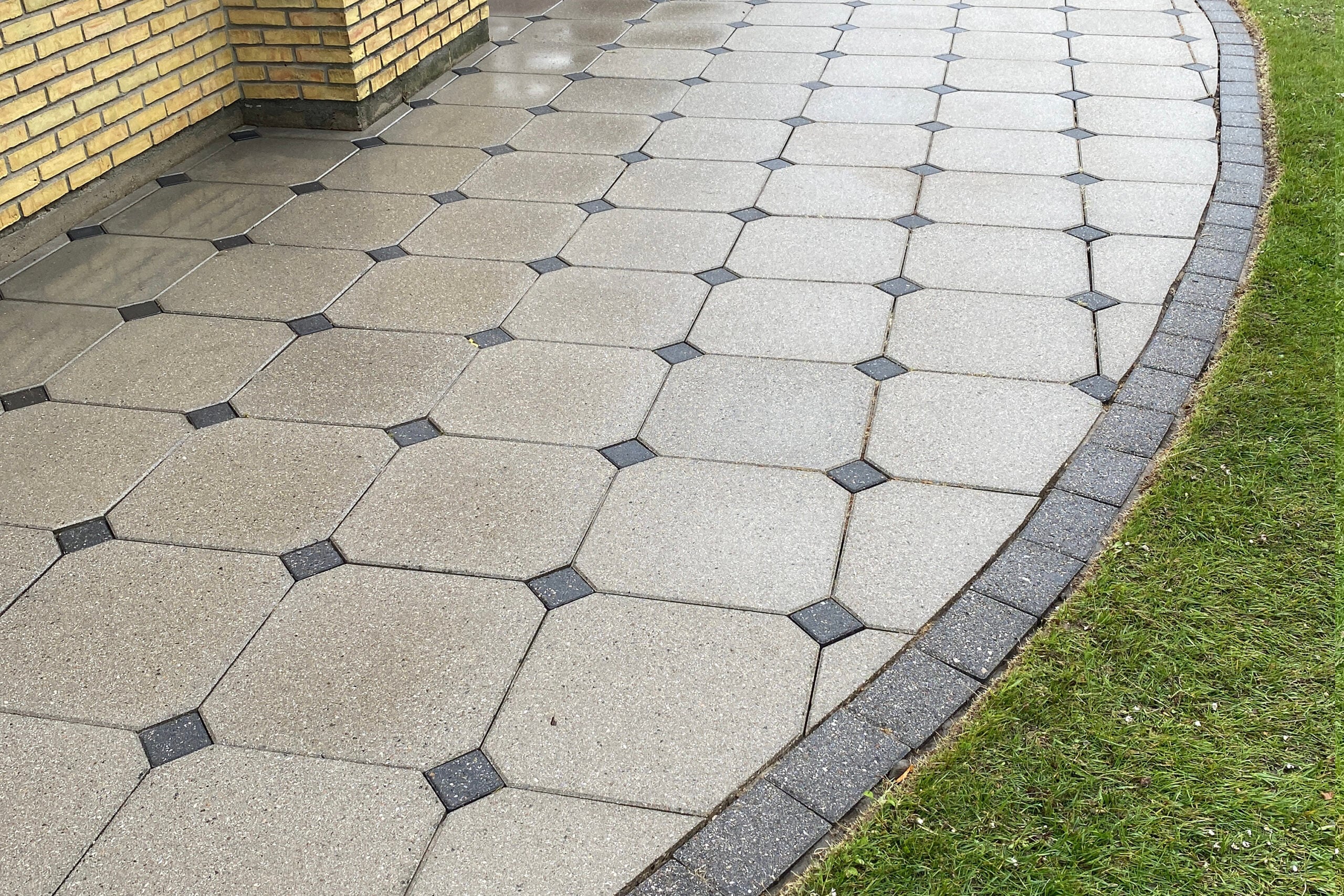 Fliserensning udført af Nanostone og fliser står helt uden alger, mos, lav og ingen ukrudt mellem fliserne