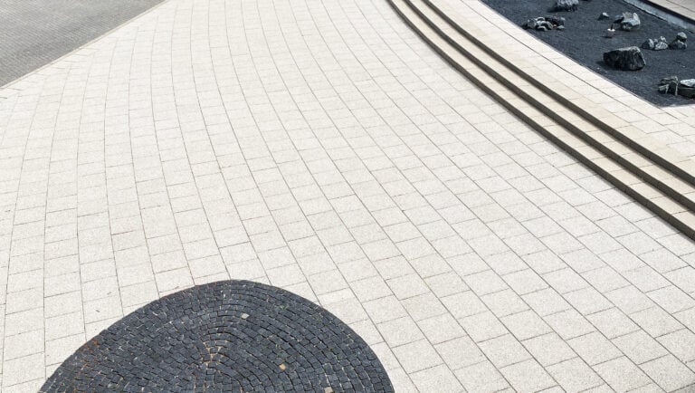 Fliser fremstår rene og ensartede efter professionel fliserens.