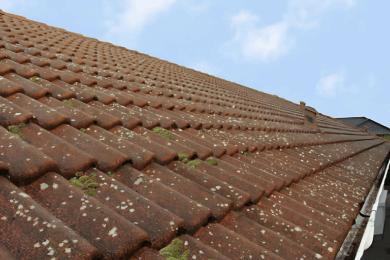 Betontag før rensning og maling af Nanostone