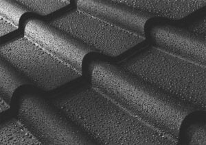 Imprægnering af tag, hvor man kan se vandet perler af tagstenene