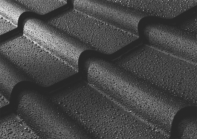 Imprægnering af tag, hvor man kan se vandet perler af tagstenene