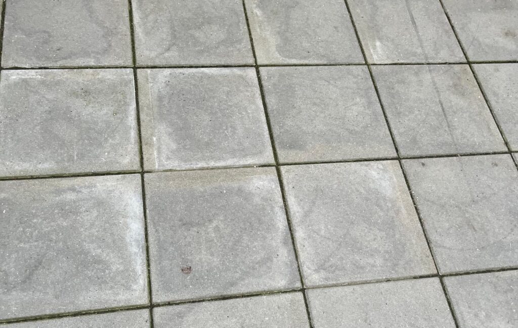 Kalkudtræk på et år gamle fliser