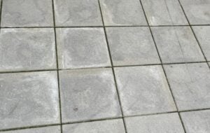 Kalkudtræk på et år gamle fliser