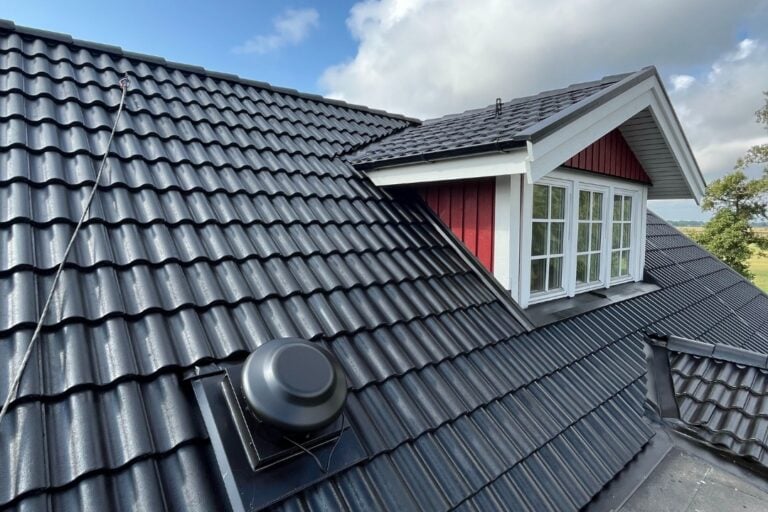 Maling af renset betontegltag med sort svanemærket maling.
