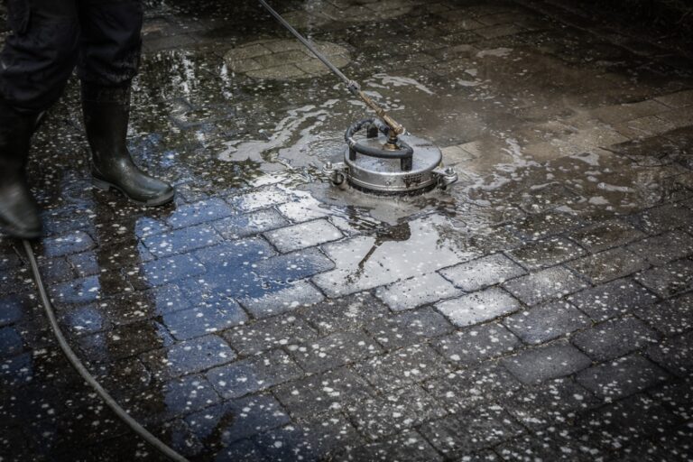 Mekanisk rensning af fliser hvor alt flisepest og algevækster bliver fjernet