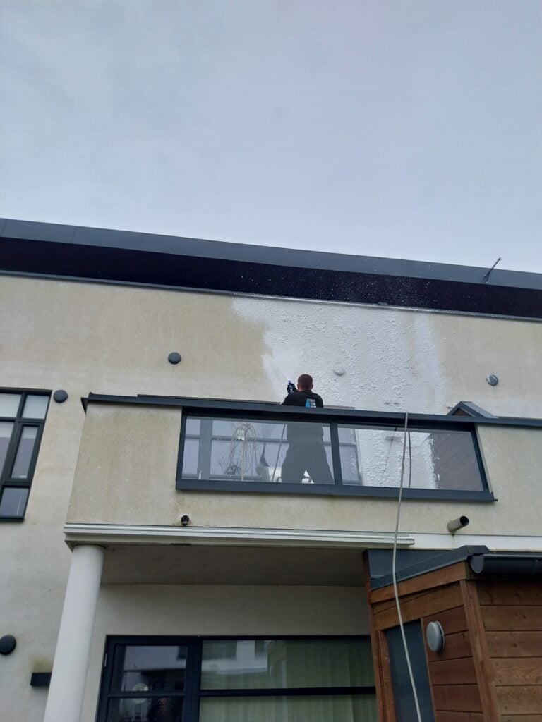 Algebehandling af facade udført professionelt fra altan.